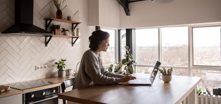 woman at virtual event
